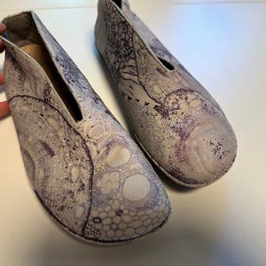 Funky Camper twin flats with cool purple amoeba pattern. Size 41